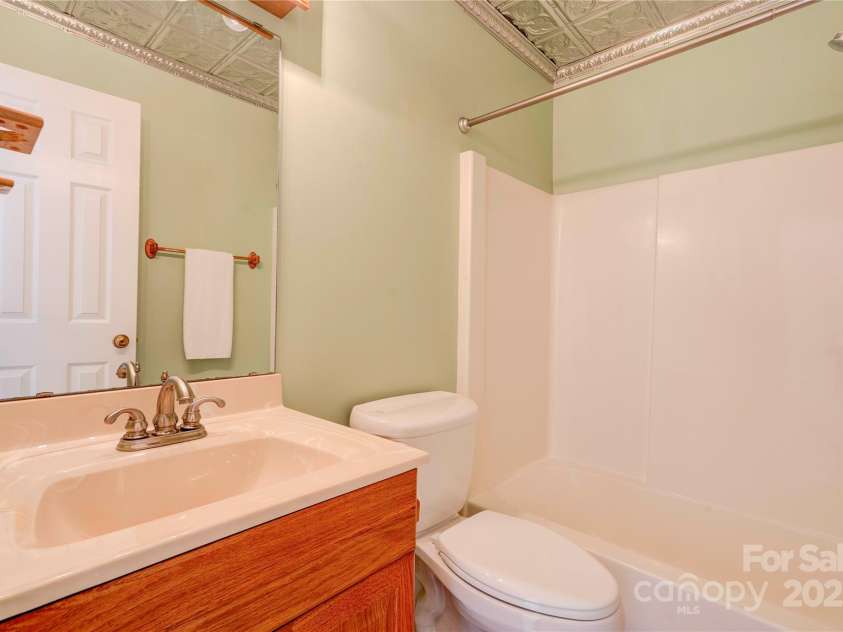 1184 Cambridge Drive, Shelby, NC 28152.  MLS# CAR4258858, YatesRealty ID 13022. Bathroom 2