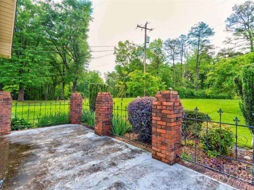 1184 Cambridge Drive, Shelby, NC 28152.  MLS# CAR4258858, YatesRealty ID 13022. Front Patio