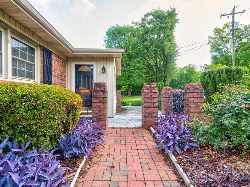 1184 Cambridge Drive, Shelby, NC 28152.  MLS# CAR4258858, YatesRealty ID 13022. Front Walk