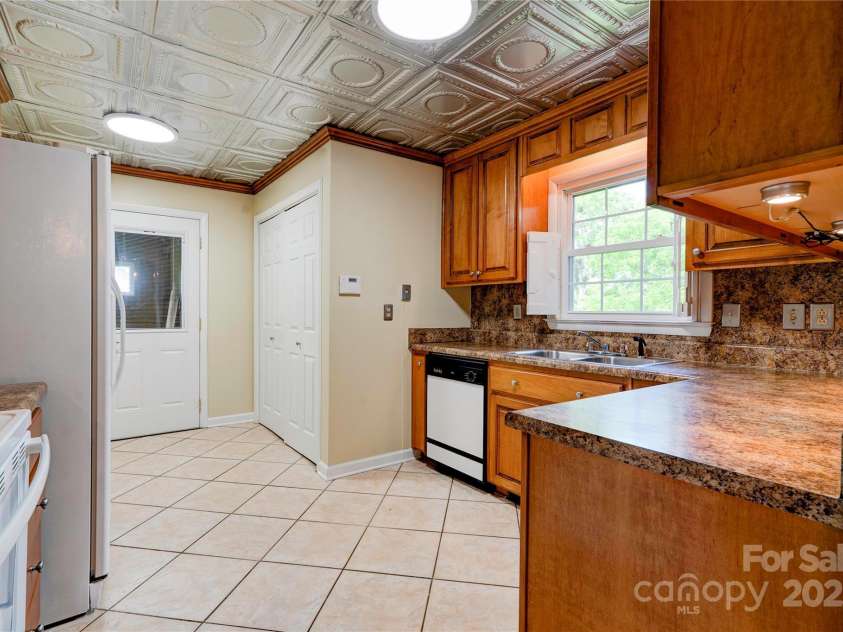 1184 Cambridge Drive, Shelby, NC 28152.  MLS# CAR4258858, YatesRealty ID 13022. Kitchen