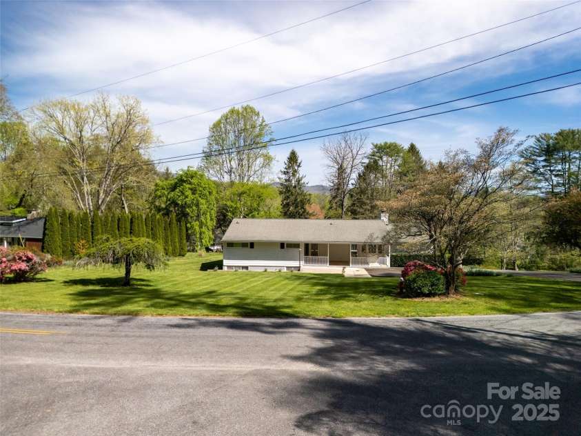 196 Woodland Terrace, Brevard, NC 28712.  MLS# CAR4254035, YatesRealty ID 13024. 
