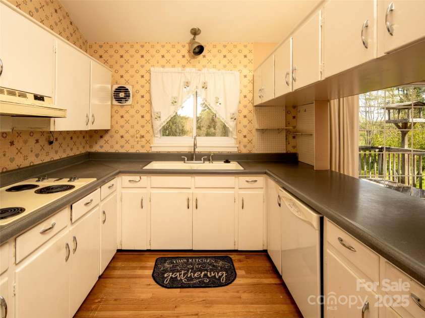 196 Woodland Terrace, Brevard, NC 28712.  MLS# CAR4254035, YatesRealty ID 13024. 