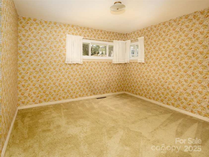 196 Woodland Terrace, Brevard, NC 28712.  MLS# CAR4254035, YatesRealty ID 13024. 