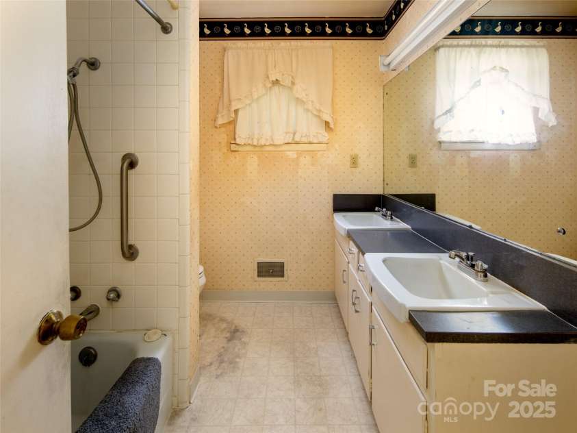 196 Woodland Terrace, Brevard, NC 28712.  MLS# CAR4254035, YatesRealty ID 13024. 