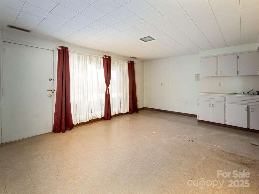 196 Woodland Terrace, Brevard, NC 28712.  MLS# CAR4254035, YatesRealty ID 13024. 