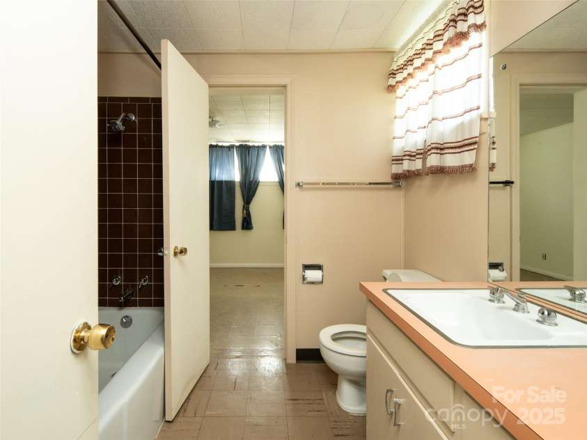 196 Woodland Terrace, Brevard, NC 28712.  MLS# CAR4254035, YatesRealty ID 13024. 