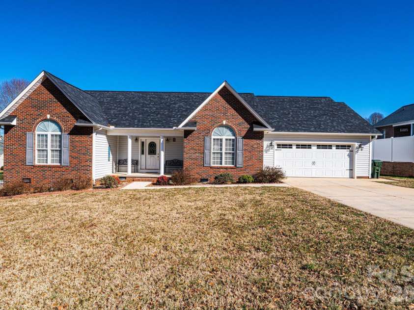 2576 Rolling Ridge Drive, Hickory, NC 28602.  MLS# CAR4339864, YatesRealty ID 13024. 