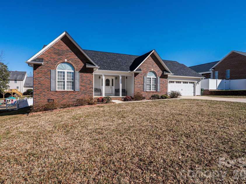 2576 Rolling Ridge Drive, Hickory, NC 28602.  MLS# CAR4339864, YatesRealty ID 13024. 