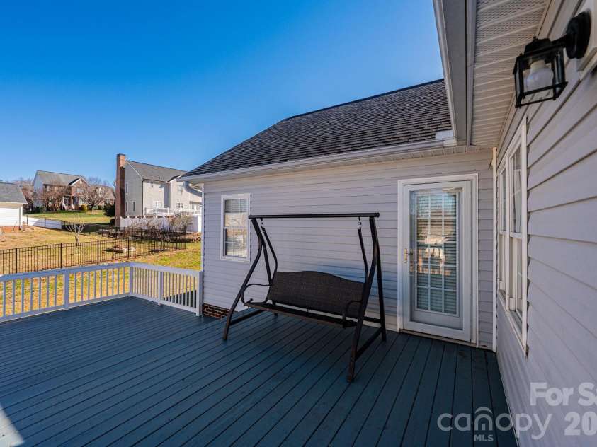 2576 Rolling Ridge Drive, Hickory, NC 28602.  MLS# CAR4339864, YatesRealty ID 13024. 