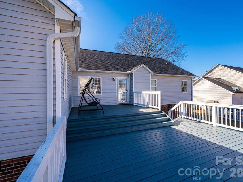 2576 Rolling Ridge Drive, Hickory, NC 28602.  MLS# CAR4339864, YatesRealty ID 13024. 