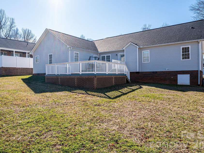 2576 Rolling Ridge Drive, Hickory, NC 28602.  MLS# CAR4339864, YatesRealty ID 13024. 