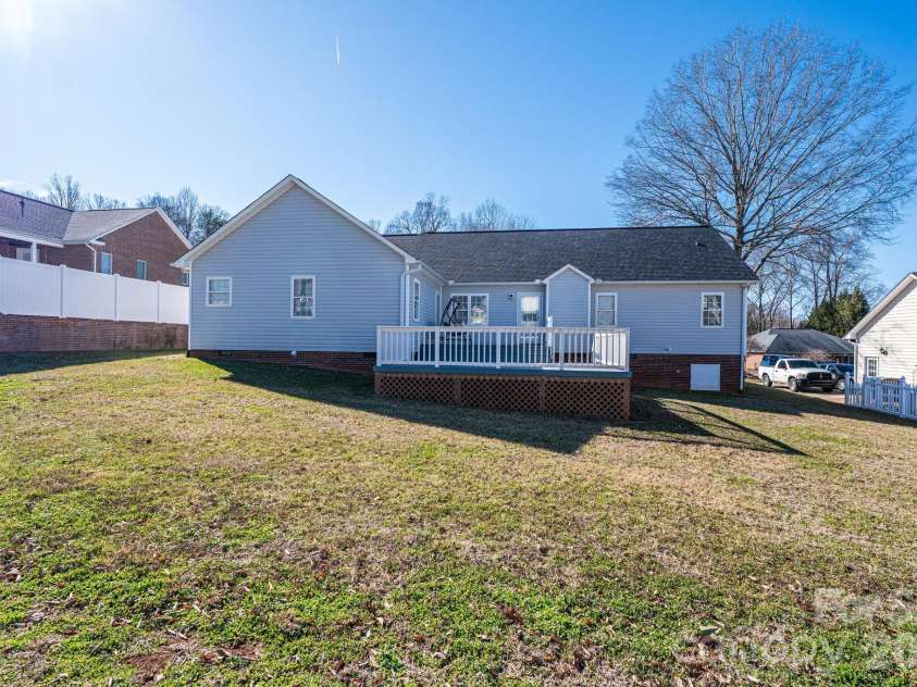 2576 Rolling Ridge Drive, Hickory, NC 28602.  MLS# CAR4339864, YatesRealty ID 13024. 