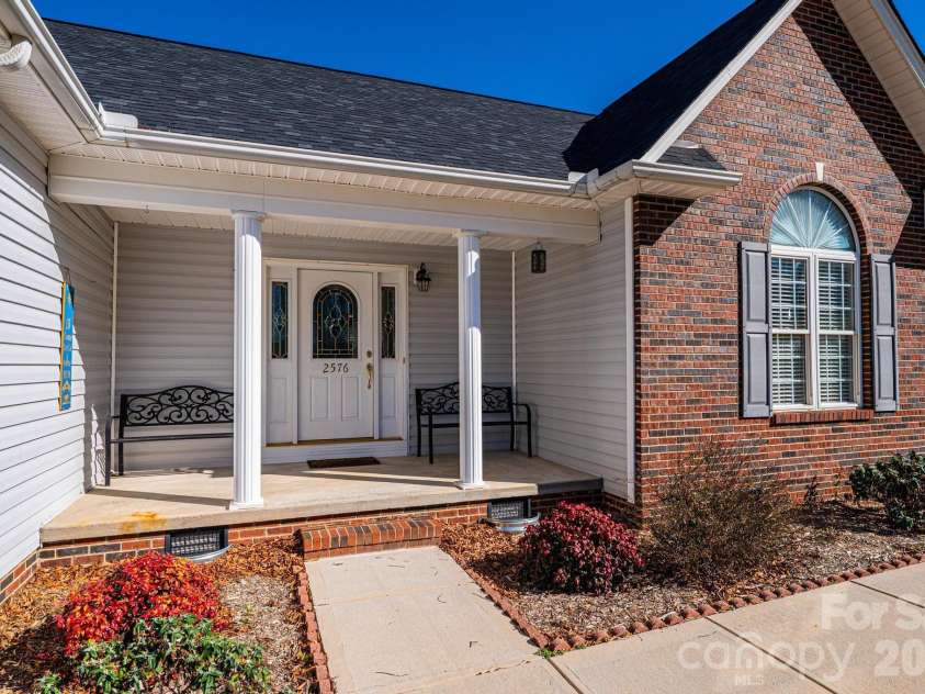2576 Rolling Ridge Drive, Hickory, NC 28602.  MLS# CAR4339864, YatesRealty ID 13024. 