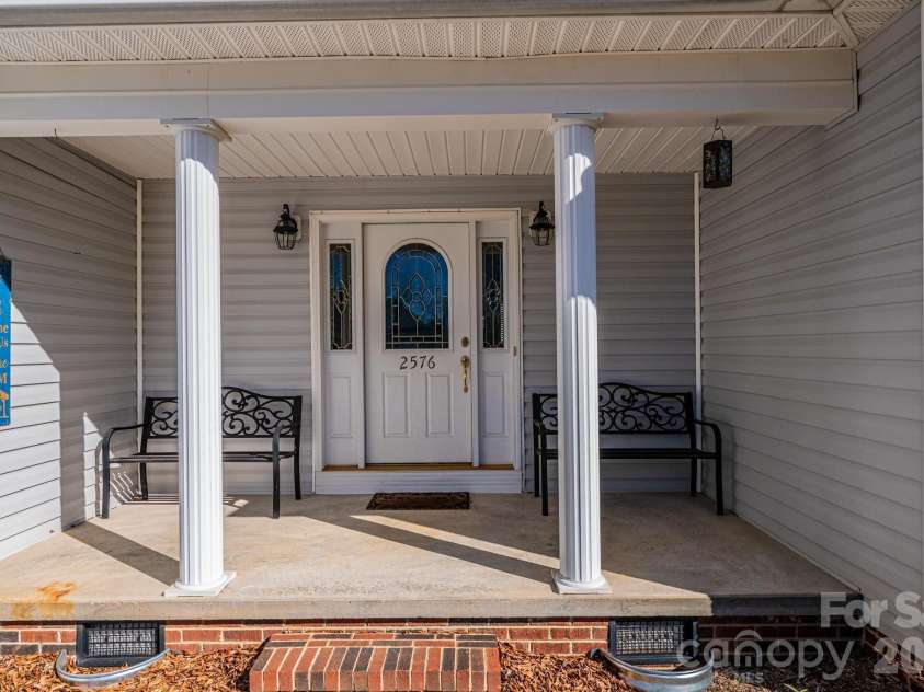 2576 Rolling Ridge Drive, Hickory, NC 28602.  MLS# CAR4339864, YatesRealty ID 13024. 