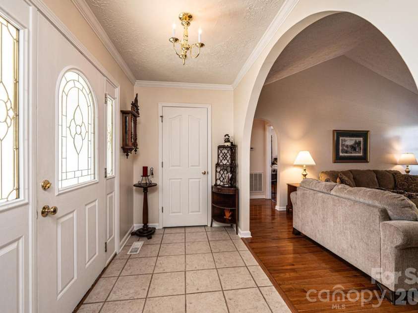 2576 Rolling Ridge Drive, Hickory, NC 28602.  MLS# CAR4339864, YatesRealty ID 13024. 
