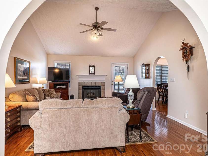 2576 Rolling Ridge Drive, Hickory, NC 28602.  MLS# CAR4339864, YatesRealty ID 13024. 