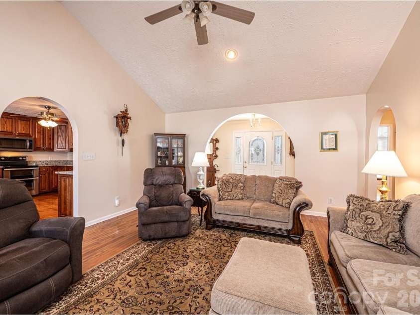 2576 Rolling Ridge Drive, Hickory, NC 28602.  MLS# CAR4339864, YatesRealty ID 13024. 