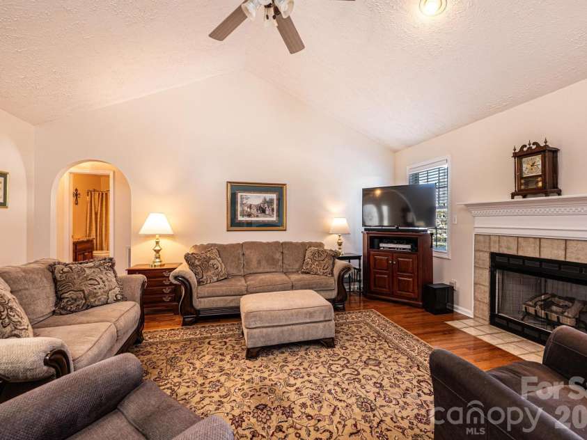 2576 Rolling Ridge Drive, Hickory, NC 28602.  MLS# CAR4339864, YatesRealty ID 13024. 