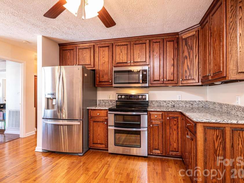 2576 Rolling Ridge Drive, Hickory, NC 28602.  MLS# CAR4339864, YatesRealty ID 13024. 