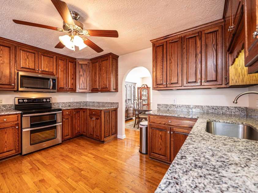 2576 Rolling Ridge Drive, Hickory, NC 28602.  MLS# CAR4339864, YatesRealty ID 13024. 