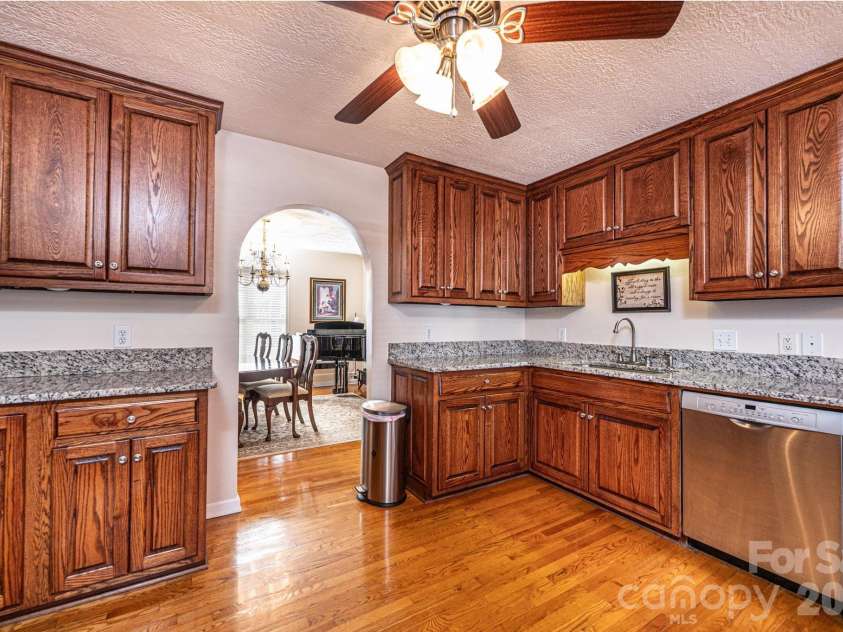 2576 Rolling Ridge Drive, Hickory, NC 28602.  MLS# CAR4339864, YatesRealty ID 13024. 