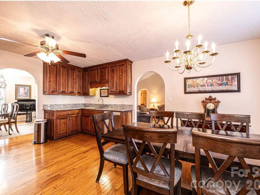 2576 Rolling Ridge Drive, Hickory, NC 28602.  MLS# CAR4339864, YatesRealty ID 13024. 
