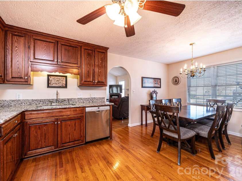 2576 Rolling Ridge Drive, Hickory, NC 28602.  MLS# CAR4339864, YatesRealty ID 13024. 