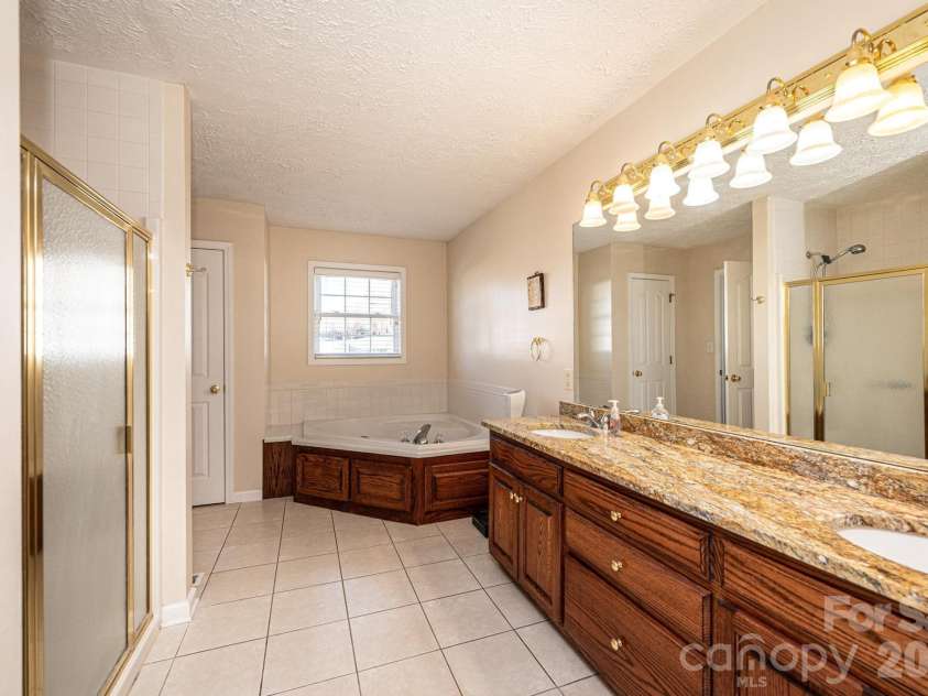 2576 Rolling Ridge Drive, Hickory, NC 28602.  MLS# CAR4339864, YatesRealty ID 13024. 
