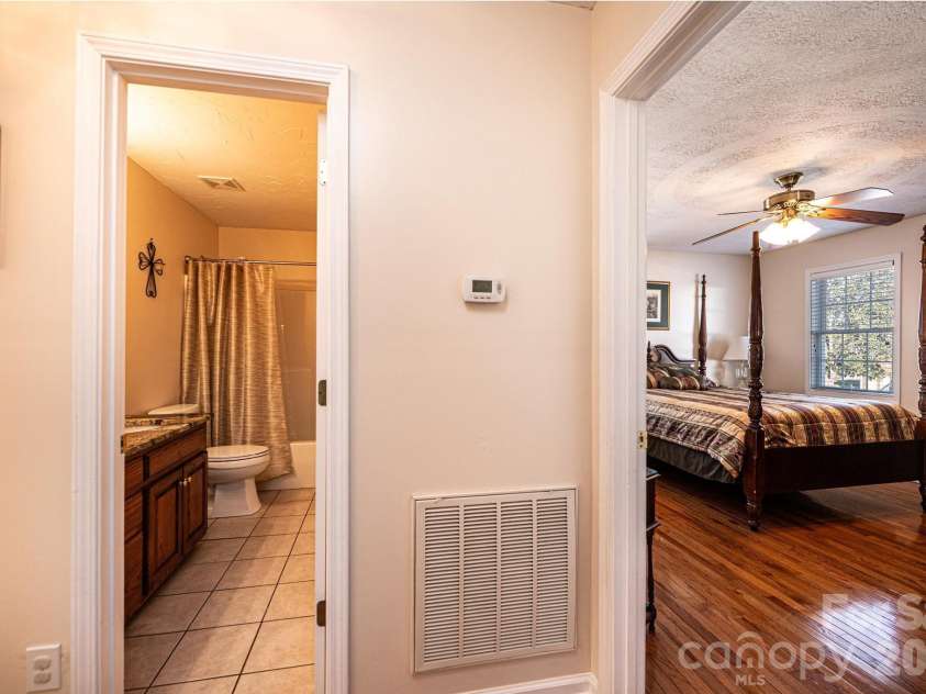 2576 Rolling Ridge Drive, Hickory, NC 28602.  MLS# CAR4339864, YatesRealty ID 13024. 