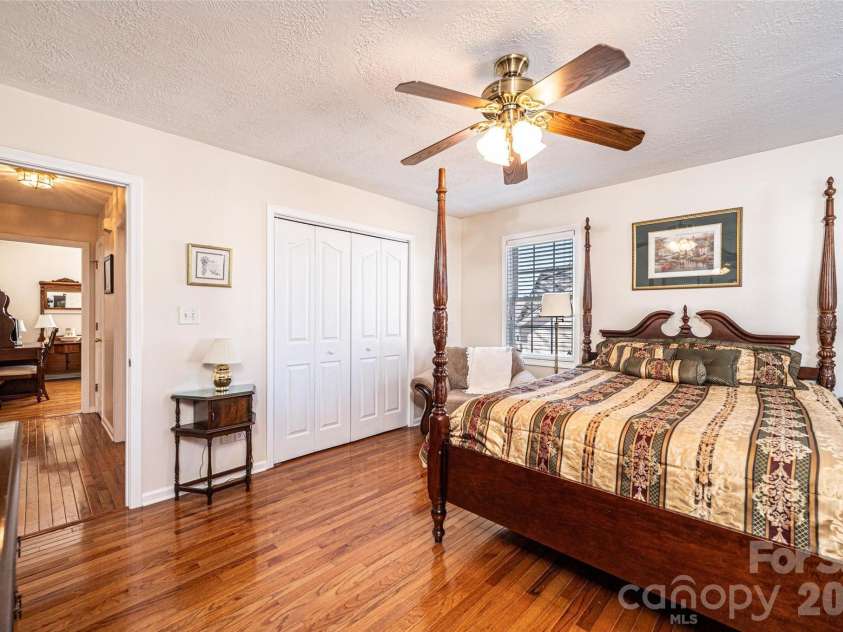 2576 Rolling Ridge Drive, Hickory, NC 28602.  MLS# CAR4339864, YatesRealty ID 13024. 