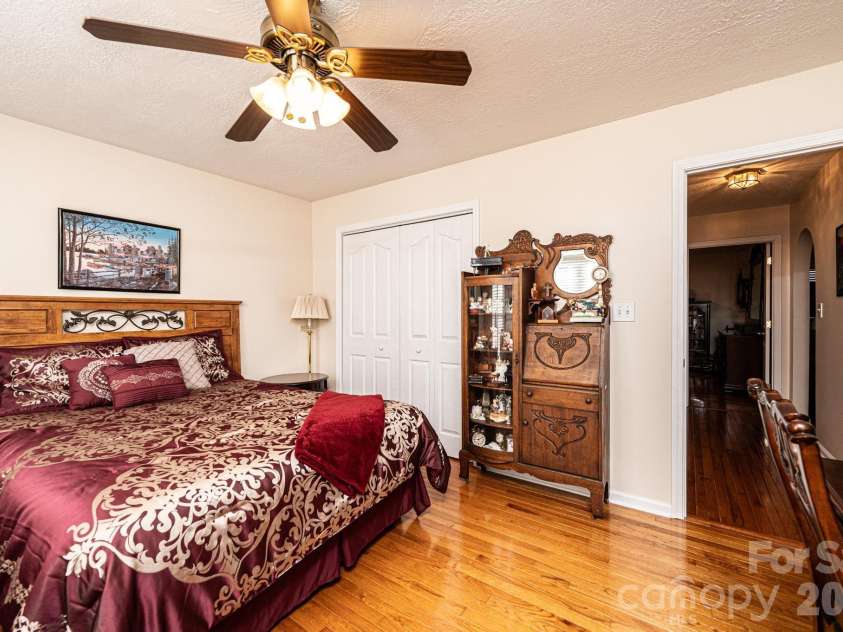 2576 Rolling Ridge Drive, Hickory, NC 28602.  MLS# CAR4339864, YatesRealty ID 13024. 