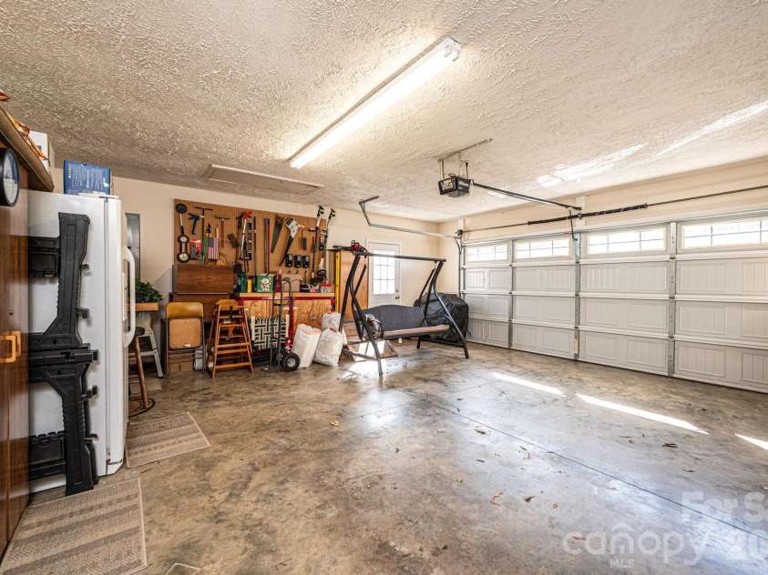 2576 Rolling Ridge Drive, Hickory, NC 28602.  MLS# CAR4339864, YatesRealty ID 13024. 