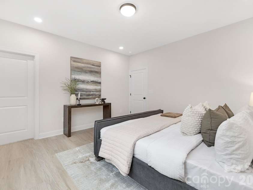 4015 Oakdale Road, Charlotte, NC 28216.  MLS# CAR4345799, YatesRealty ID 13025. 