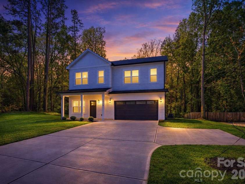 4015 Oakdale Road, Charlotte, NC 28216.  MLS# CAR4345799, YatesRealty ID 13025. 