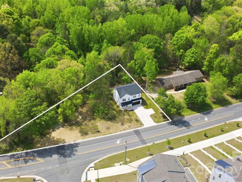 4015 Oakdale Road, Charlotte, NC 28216.  MLS# CAR4345799, YatesRealty ID 13025. 