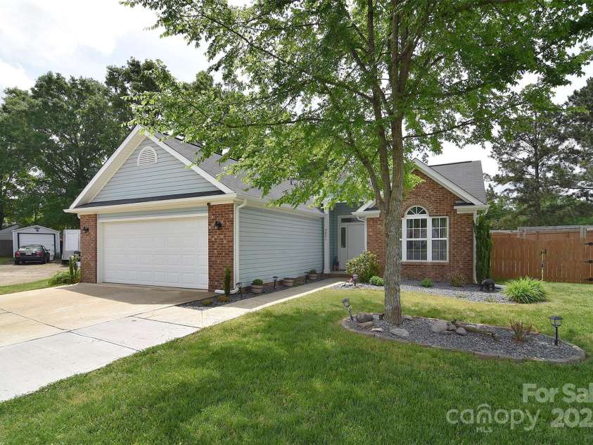 9051 Country Barn Court, Charlotte, NC 28273.  MLS# CAR4256562, YatesRealty ID 13026. 