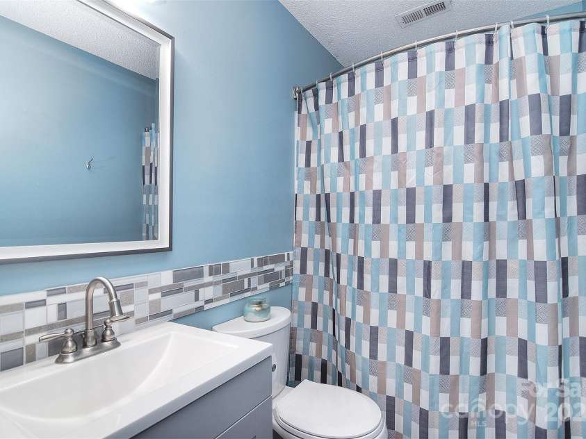 9051 Country Barn Court, Charlotte, NC 28273.  MLS# CAR4256562, YatesRealty ID 13026. Hallway Bathroom