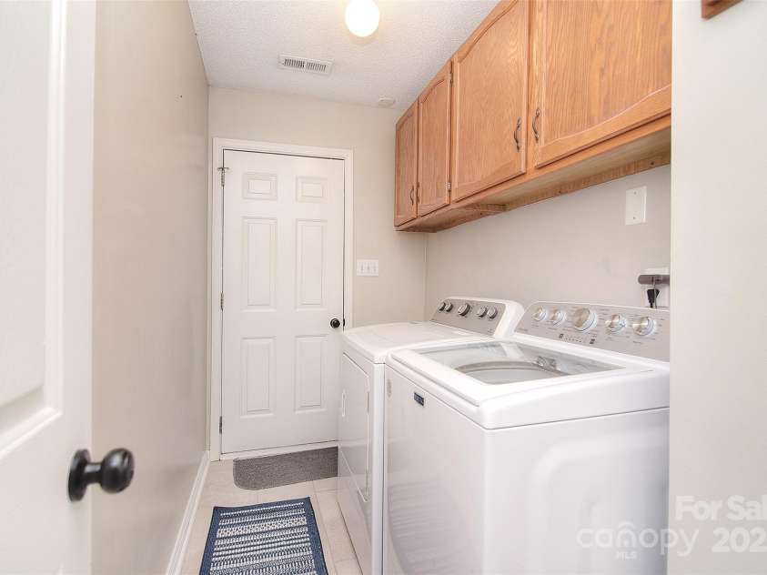 9051 Country Barn Court, Charlotte, NC 28273.  MLS# CAR4256562, YatesRealty ID 13026. Laundry Room