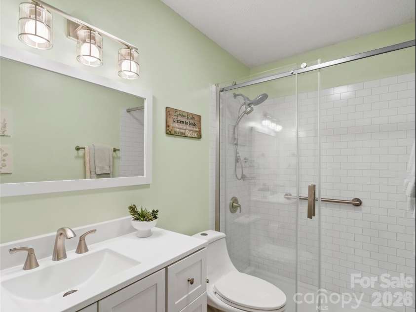 342 Mountain View Road, Burnsville, NC 28714.  MLS# CAR4347240, YatesRealty ID 13028. 2ND BATHROOM~~