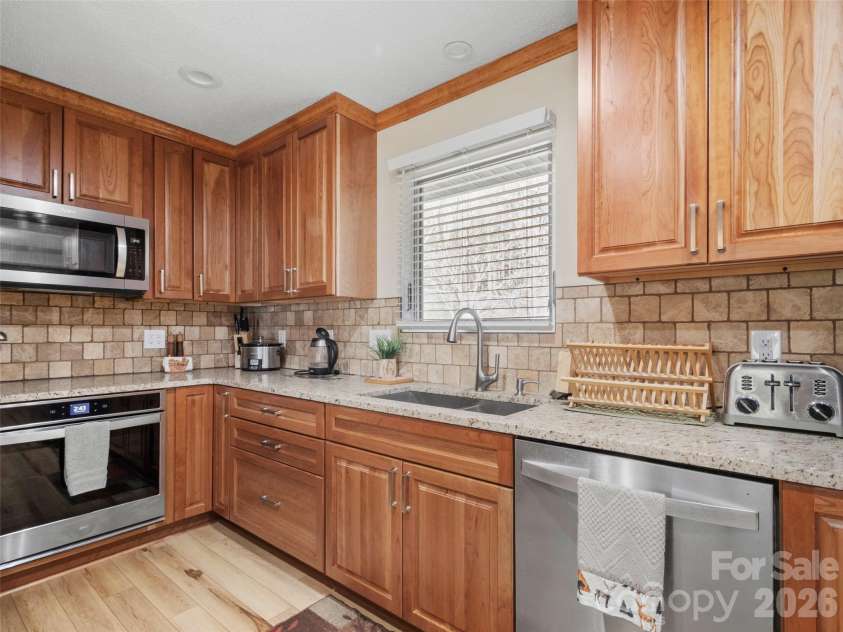 342 Mountain View Road, Burnsville, NC 28714.  MLS# CAR4347240, YatesRealty ID 13028. 