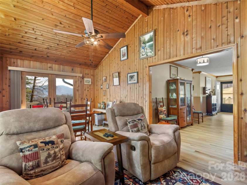342 Mountain View Road, Burnsville, NC 28714.  MLS# CAR4347240, YatesRealty ID 13028. 