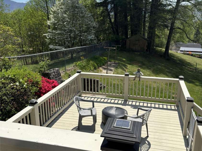 342 Mountain View Road, Burnsville, NC 28714.  MLS# CAR4347240, YatesRealty ID 13028. 