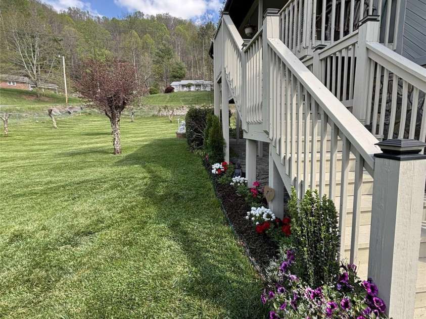342 Mountain View Road, Burnsville, NC 28714.  MLS# CAR4347240, YatesRealty ID 13028. 