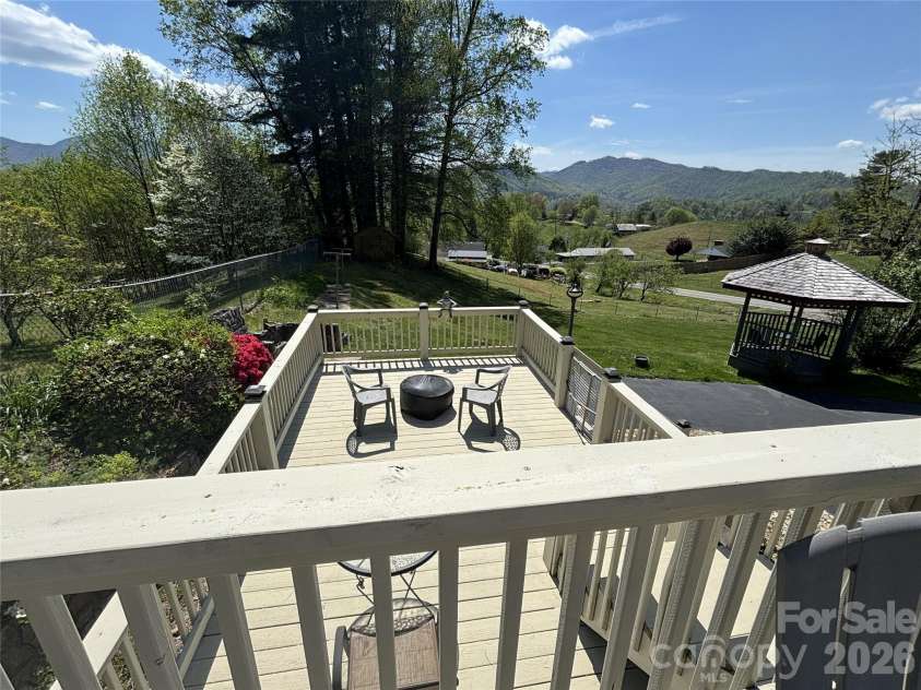 342 Mountain View Road, Burnsville, NC 28714.  MLS# CAR4347240, YatesRealty ID 13028. 