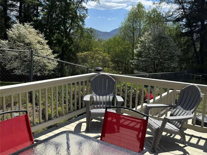 342 Mountain View Road, Burnsville, NC 28714.  MLS# CAR4347240, YatesRealty ID 13028. 
