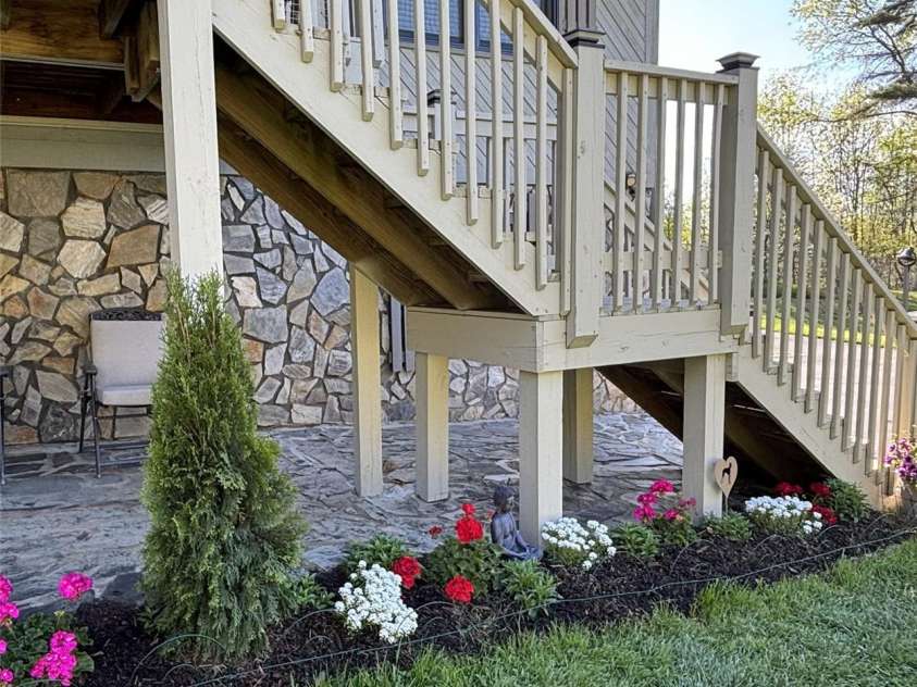 342 Mountain View Road, Burnsville, NC 28714.  MLS# CAR4347240, YatesRealty ID 13028. LOVELY LANDSCAPING~~
