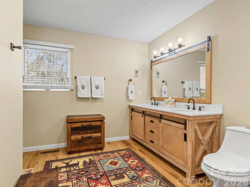 342 Mountain View Road, Burnsville, NC 28714.  MLS# CAR4347240, YatesRealty ID 13028. PRIMARY BATHROOM~