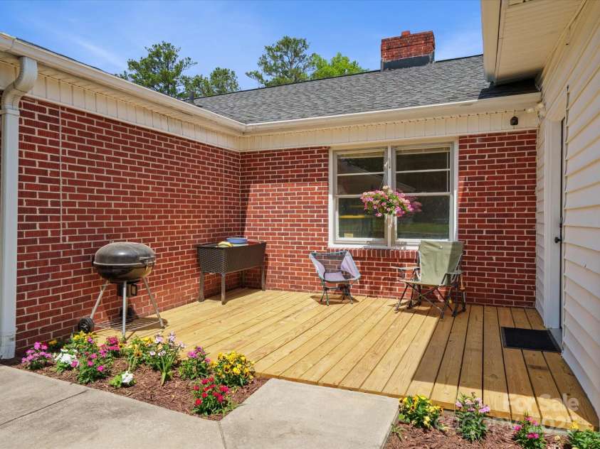 613 Pine Street, Kershaw, SC 29067.  MLS# CAR4251653, YatesRealty ID 13030. 
