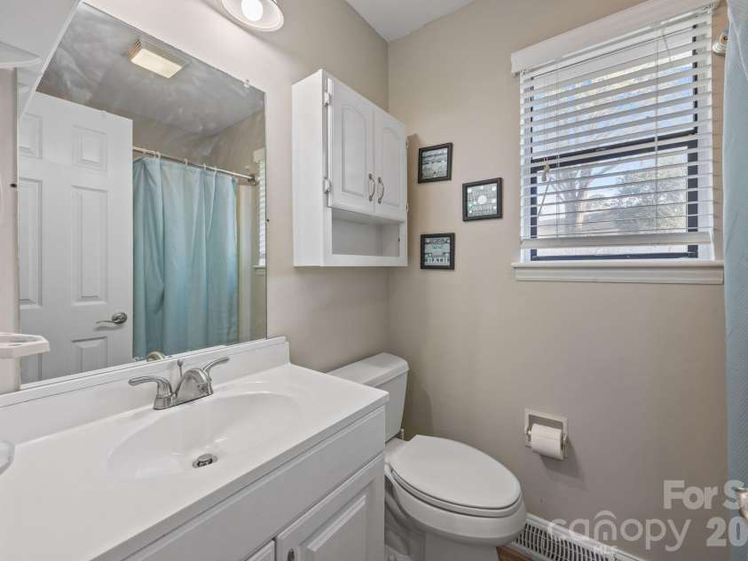 6505 Fallen Spruce Court, Charlotte, NC 28227.  MLS# CAR4361807, YatesRealty ID 13032. Hall Bath