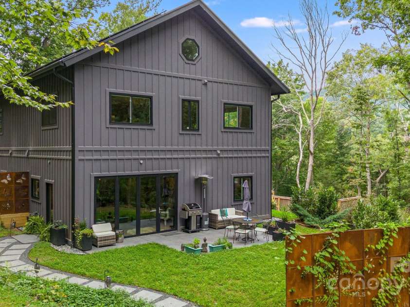 47 Webb Cove Road, Asheville, NC 28804.  MLS# CAR4234951, YatesRealty ID 13033. Private entrance to the main floor one bedroom studio with upper driveway access